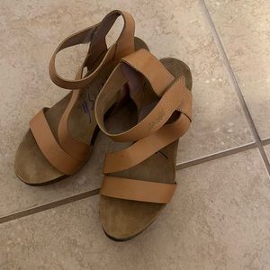 Beautiful, tan colored blowfish, wedge sandal